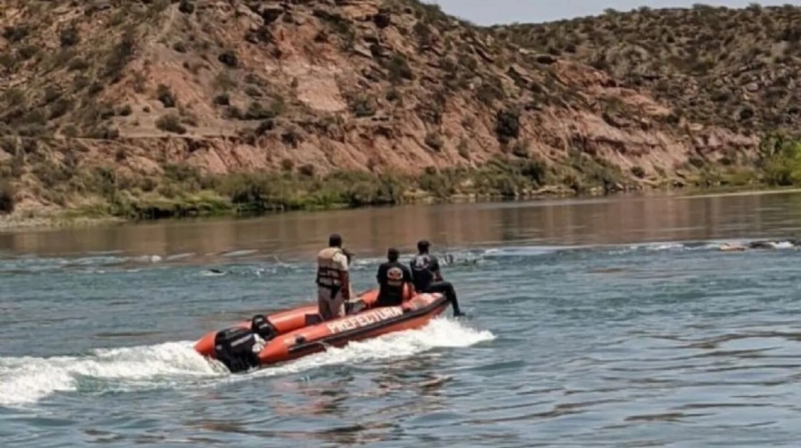 Estaba festejando fin de año con sus amigos, se metió a nadar en el rio y desapareció