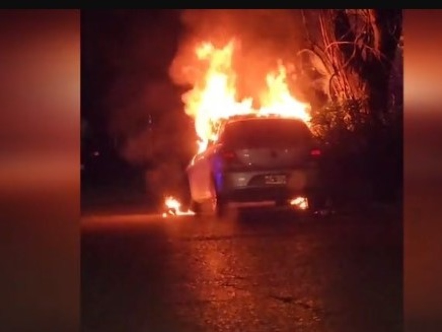 Temor entre los vecinos por el incendio de un auto en La Plata: ”Saltaron de la cama”