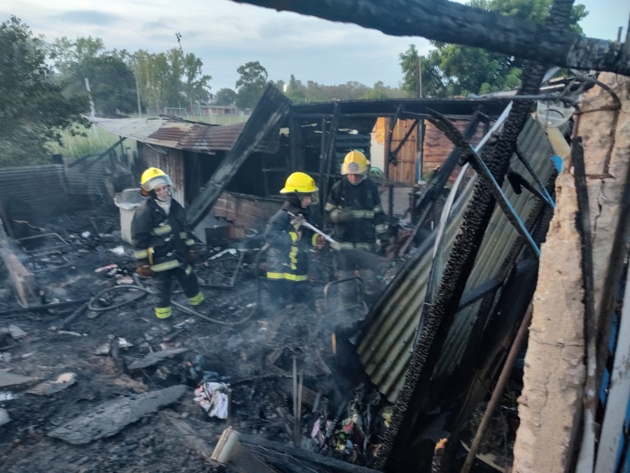 Se produjo un importante incendio en dos casas de Berisso: no hubo heridos de gravedad pero sí daños materiales