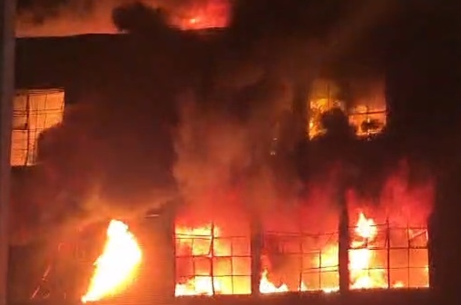 Impresionante incendio en Avellaneda provocó el derrumbe de un edificio