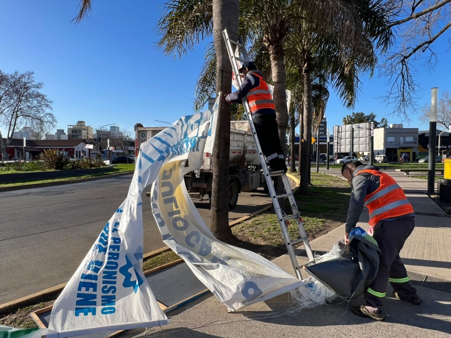 Veda electoral en La Plata: el ”operativo limpieza” con más de 1.000 agentes para sacar la cartelería de campaña