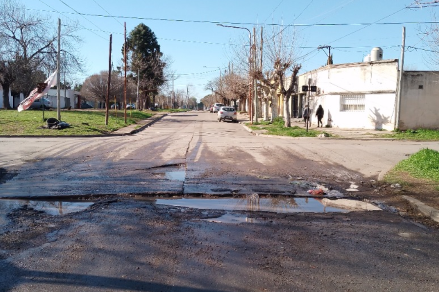 Por el mal estado de la calle, los micros debieron desviar su recorrido en una zona transitada de Los Hornos