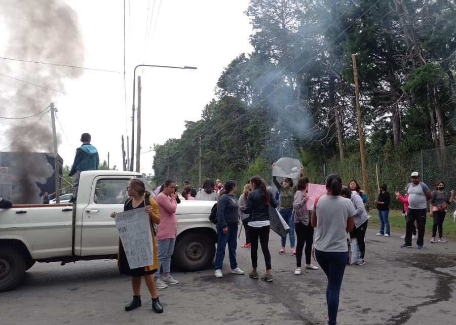 Fuerte piquete por la comida en mal estado en una escuela de City Bell: ”Hay una nena intoxicada; no queremos esperar más”