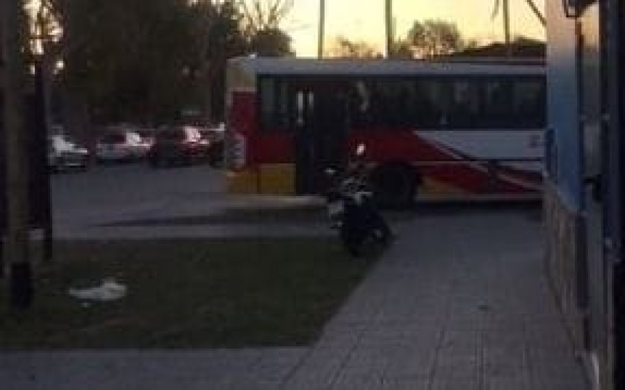 Vecinos de la zona de 120 y 67 piden un mayor control vehicular porque los autos y motos ”andan como quieren”