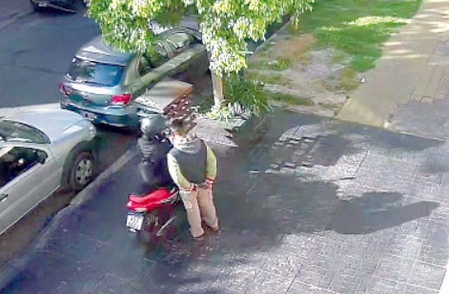 Un hombre amenazó a una mujer para robarle la moto en 46 y 15