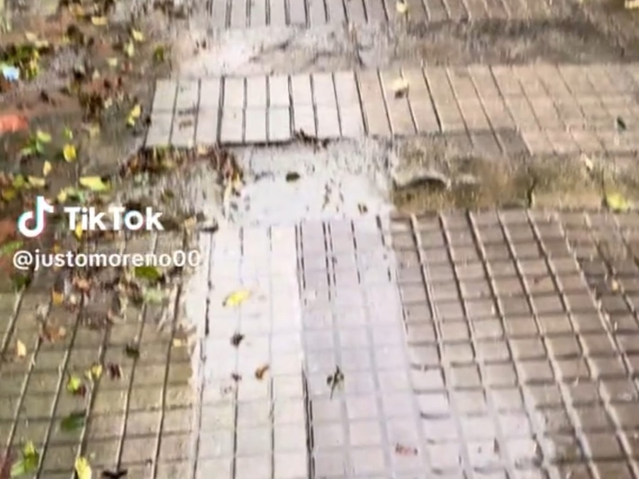 Un clásico de La Plata: pisas una baldosa floja y terminas empapado