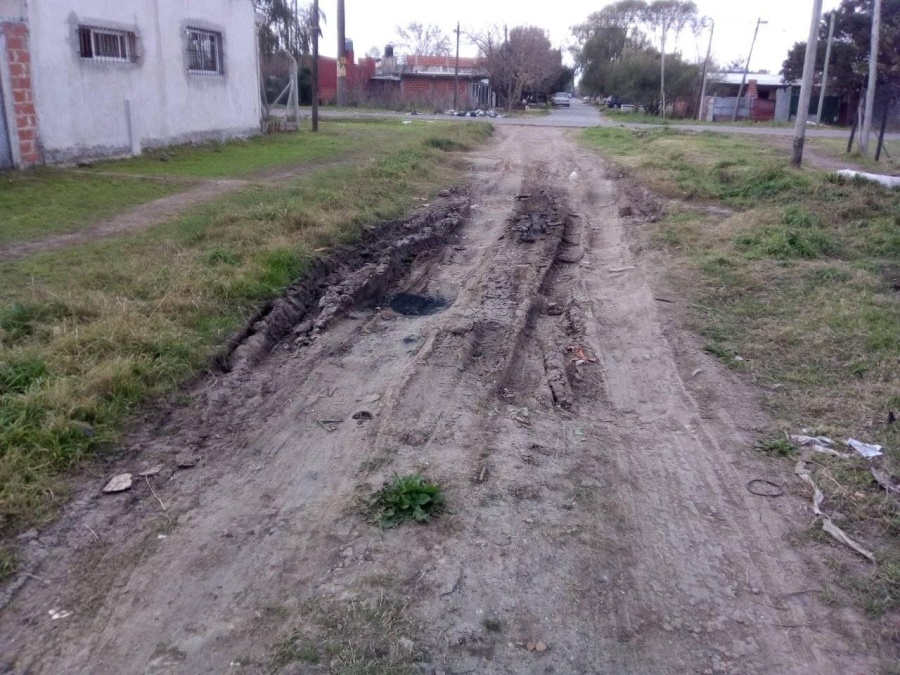 Calles intransitables en Los Hornos: ”No pasan ni los taxis”