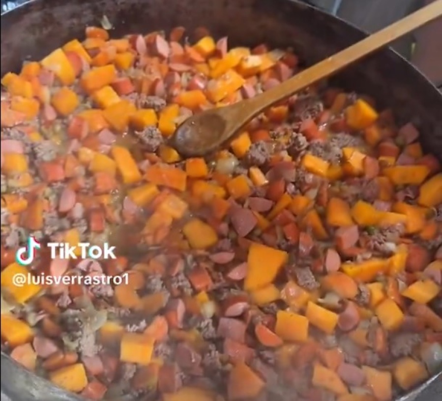 Locura en un micro con destino a Brasil: hinchas hicieron un ”guiso a lo Boca” y se hicieron virales en las redes