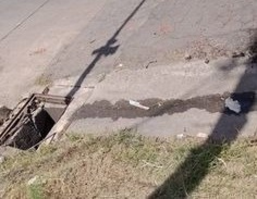 Vecinos de 14 y 74 reclaman nuevamente por un pozo en la calle