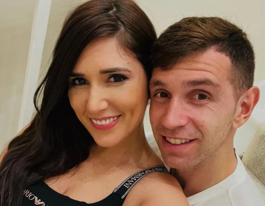 La esposa del Dibu Martínez compartió una foto inedita de ellos dos