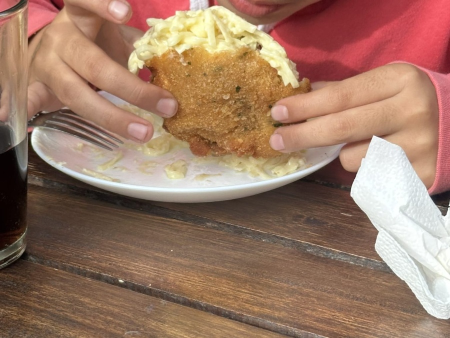 Una niña platense inventó la milanesa rellena de fideos y es furor: ”Me pongo de pie”
