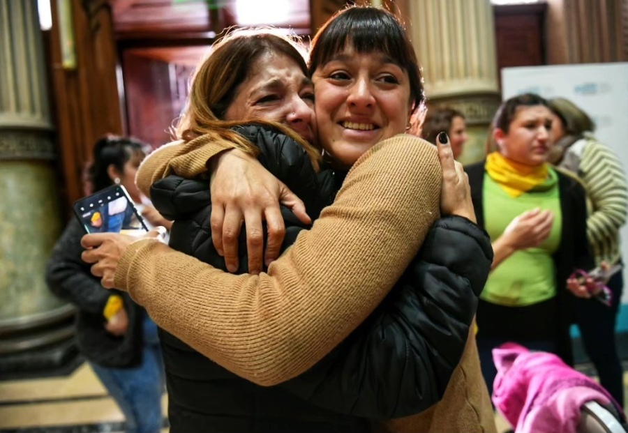 Kicillof promulgó la Ley de Endometriosis y el IOMA deberá prestar cobertura médica al 100%