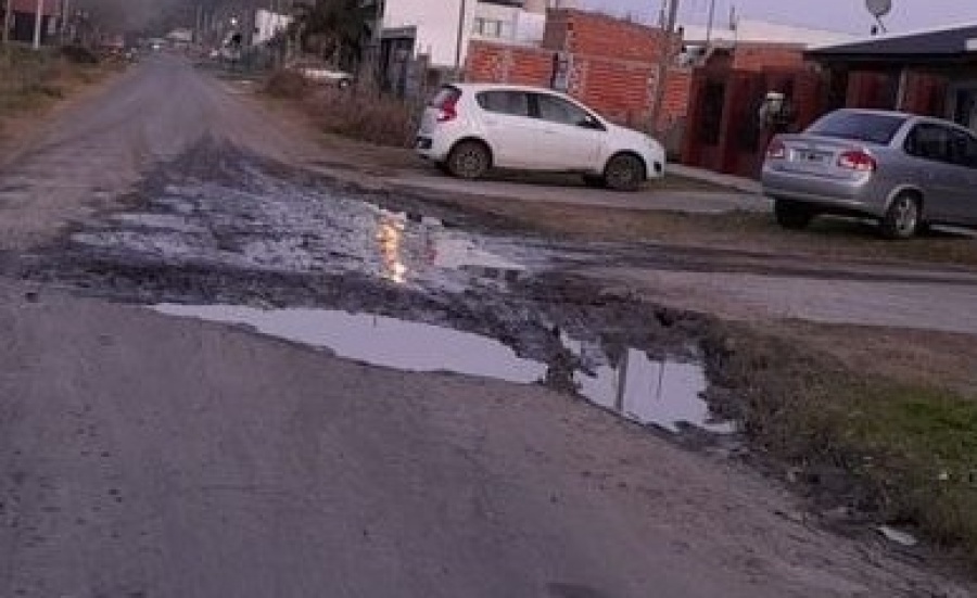 Vecinos de Los Hornos reclaman por unos pozos porque “rompen el auto cuando pasas”