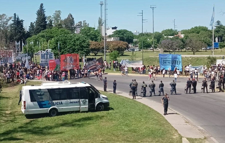Organizaciones sociales levantaron el corte en la subida de la Autopista Buenos Aires - La Plata