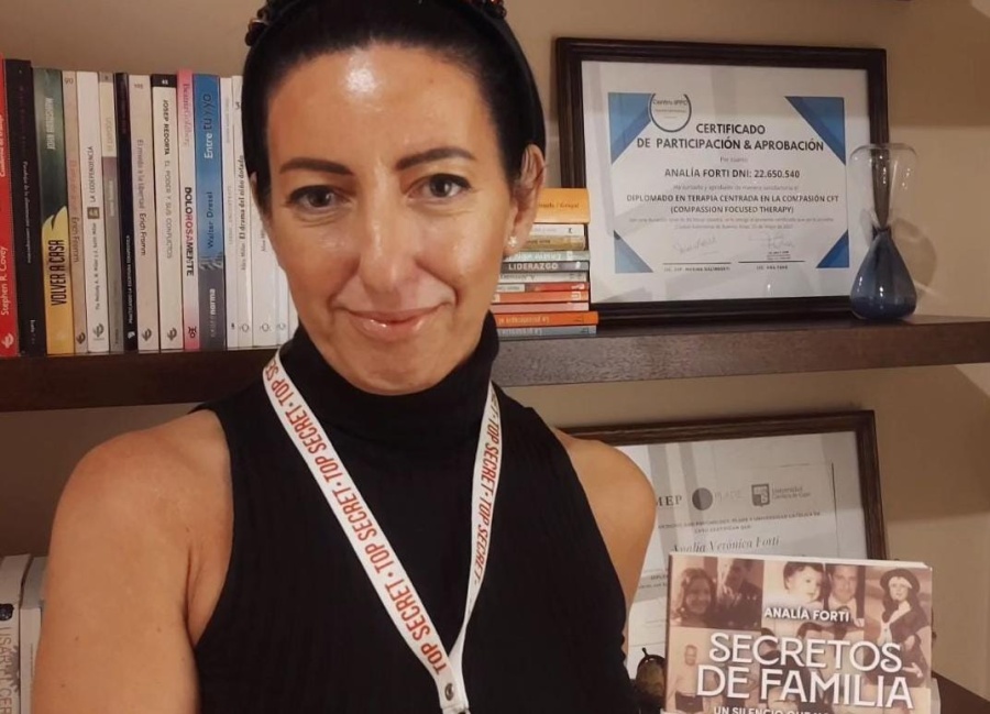 Analía Forti presentó el libro ”Secretos de familia” para invitar a la ”sanación de nuestra historia y soltar el dolor”