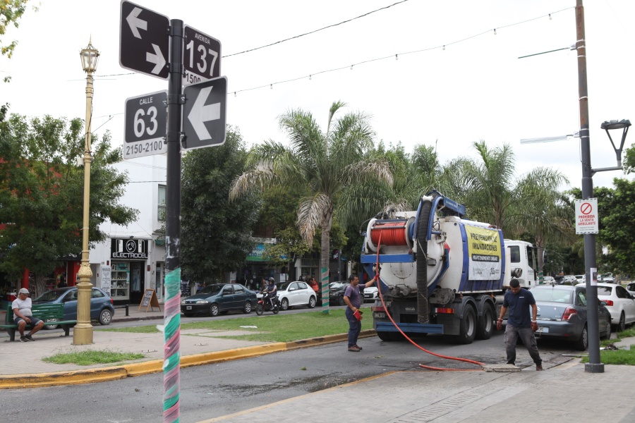 Ante la posibilidad de precipitaciones fuertes el Municipio de La Plata puso en condiciones desagües pluviales en los barrios
