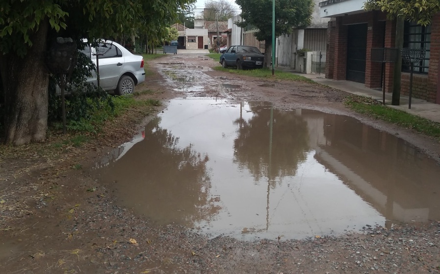 ”A un paso de la 137, así estamos”: Vecinos de Los Hornos reclaman por calles en mal estado