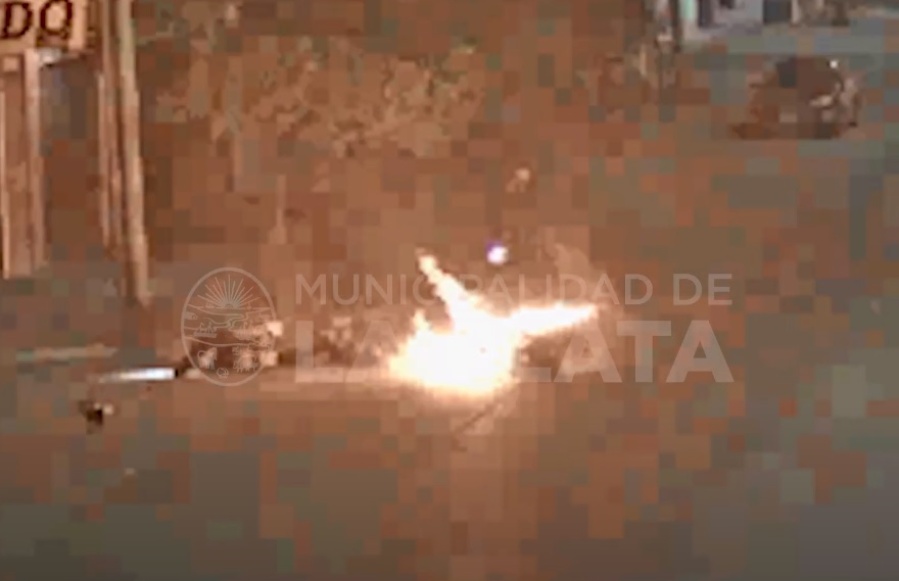 Dos motos chocaron insólitamente en avenida 44 y una de ellas se prendió fuego