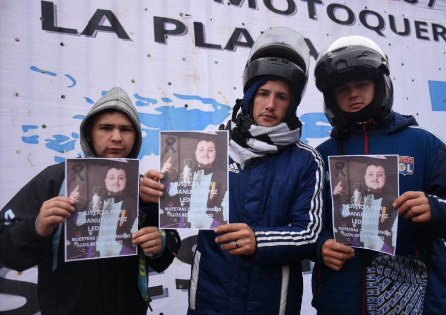 Repartidores protestaron en La Plata tras el asesinato de Emanuel López Ledesma en Tres de Febrero: "Estamos cansados"