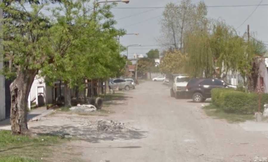 Vecinos de calle 144 bis y 57 piden la colocación de asfalto para que puedan circular personas en sillas de rueda