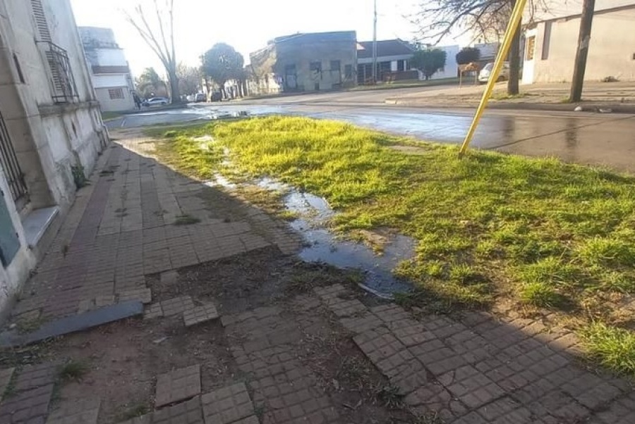 En Barrio Hipódromo reclamaron por una ”laguna” donde ya se cayó una señora