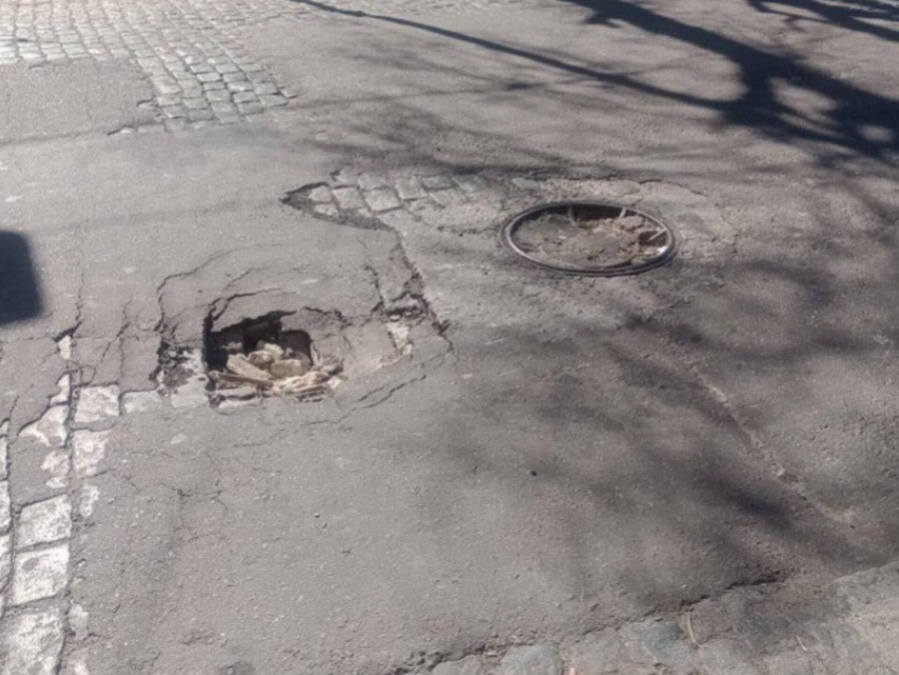 Reclaman el arreglo de un cráter en 10 y 66