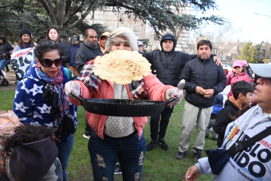 Con tortas fritas y tortillas, así fue el ”ollazo popular” frente a Plaza Moreno en reclamo por asistencia