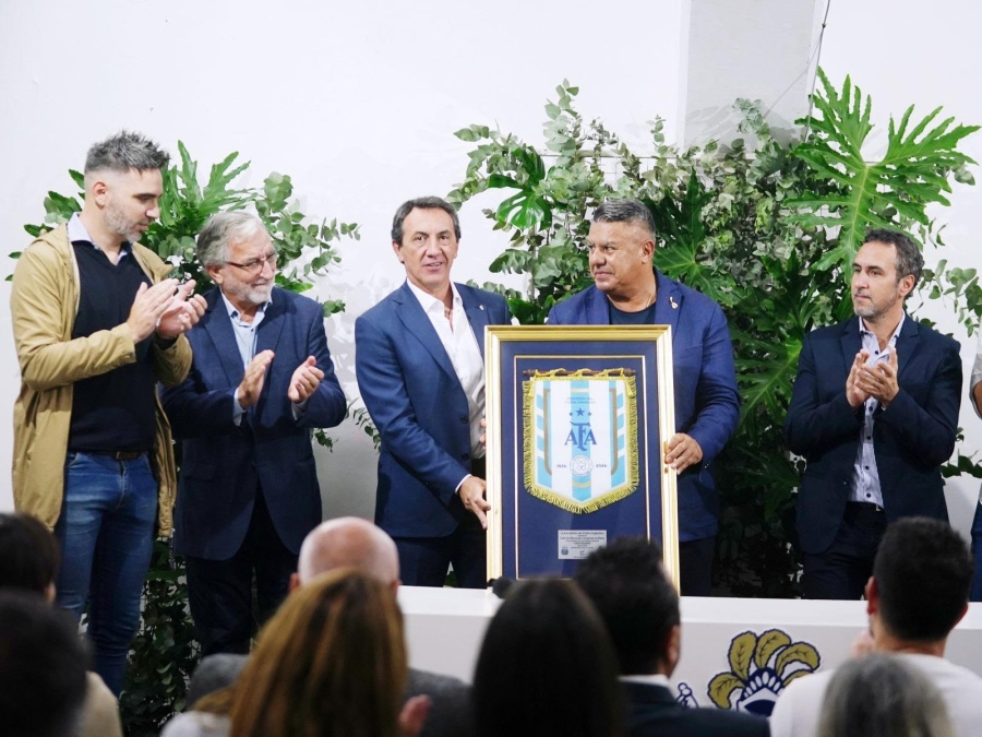 ¿Cuáles son las tres estrategias financieras que adoptó la dirigencia albiazul para llegar sin conflictos a fin de año?