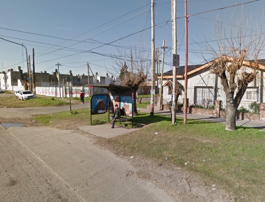 Vecinos de Los Hornos le pidieron al municipio interceder por la falta de micros: ”Pasaron 5 colectivos llenos y no frenaron”