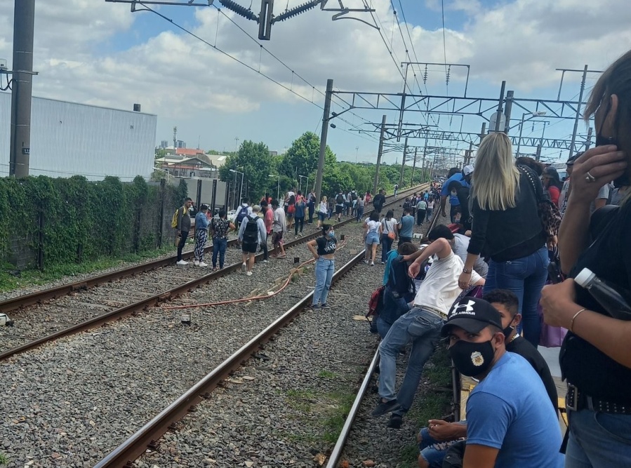 Cortaron las vías del Tren Roca a la altura de Avellaneda y el servicio no llega hasta Constitución