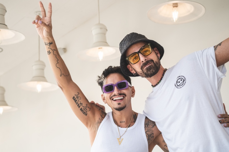 ”La Banda del Grillo” y ”El Villano” se juntaron para crear una nueva versión de ”Pajaritos en el aire”