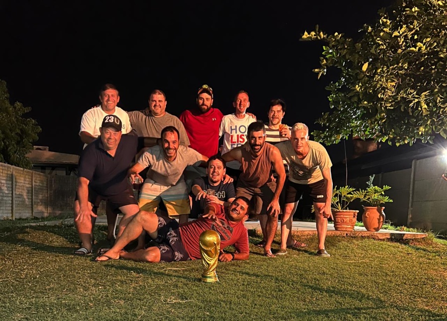 ”Pensó que era joda”: la insólita historia del platense que ”le cayó” a un amigo en Pehuajó, se enamoró y ahora llevó la Copa