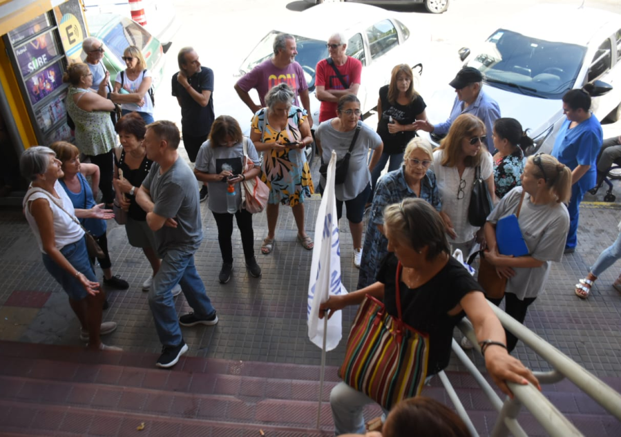Protesta frente a IOMA en La Plata: ”Cuando el medicamento salía 100 pesos, cubrían 60; ahora sale 600 y siguen cubriendo 60”
