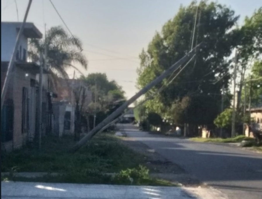 Vecinos de 27 y 82 alertaron por un poste caído y el micro dejó de pasar por la cuadra