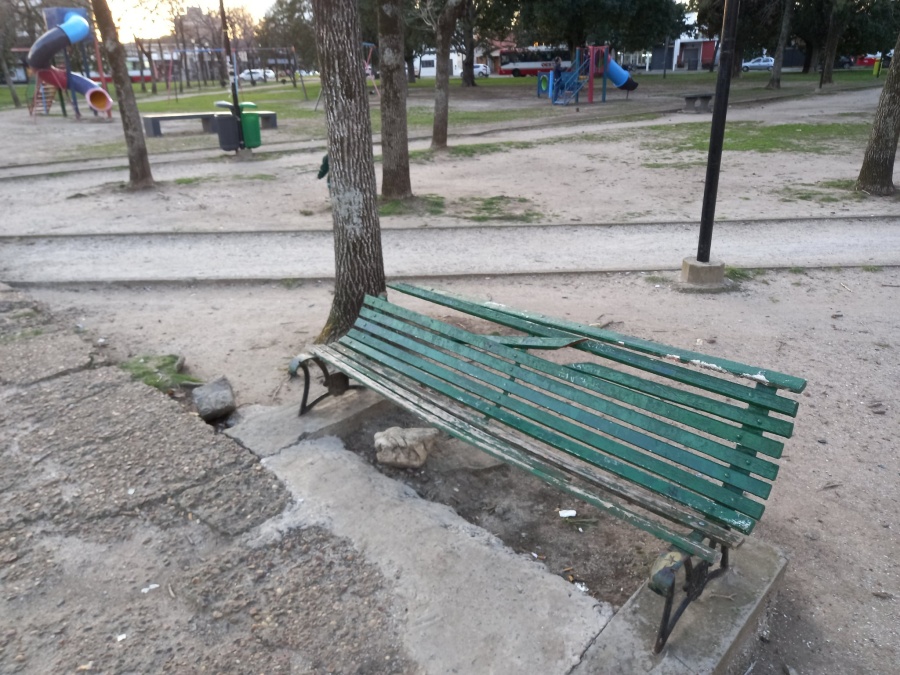 En Plaza Azcuénaga pidieron la reparación urgente de los bancos