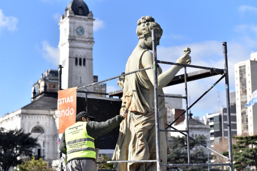 Ponen en valor las esculturas de “Las Cuatro Estaciones” de Plaza Moreno  