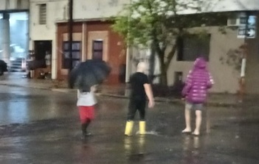 Vecinos de La Plata reclaman por una boca de lluvia: ”Se inundó hoy otra vez y tuvieron que destapar los vecinos”