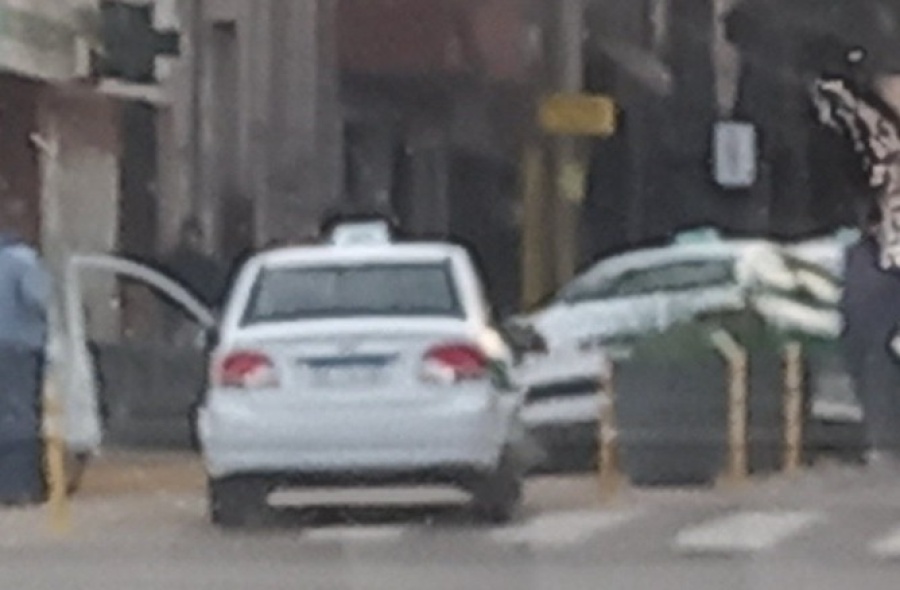 Vecinos reclaman por el ”libre” estacionamiento que tienen algunos taxis en la esquina de 42 y Diagonal 74