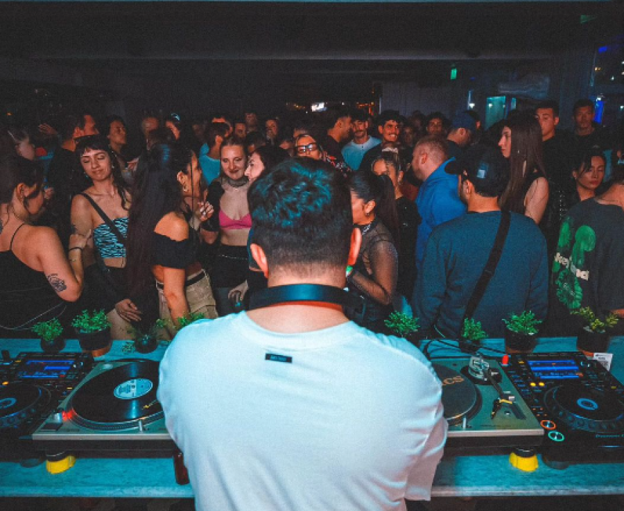 Le cortó la cara con una copa de vidrio a una joven en un boliche de Mar del Plata porque estuvieron con el mismo hombre