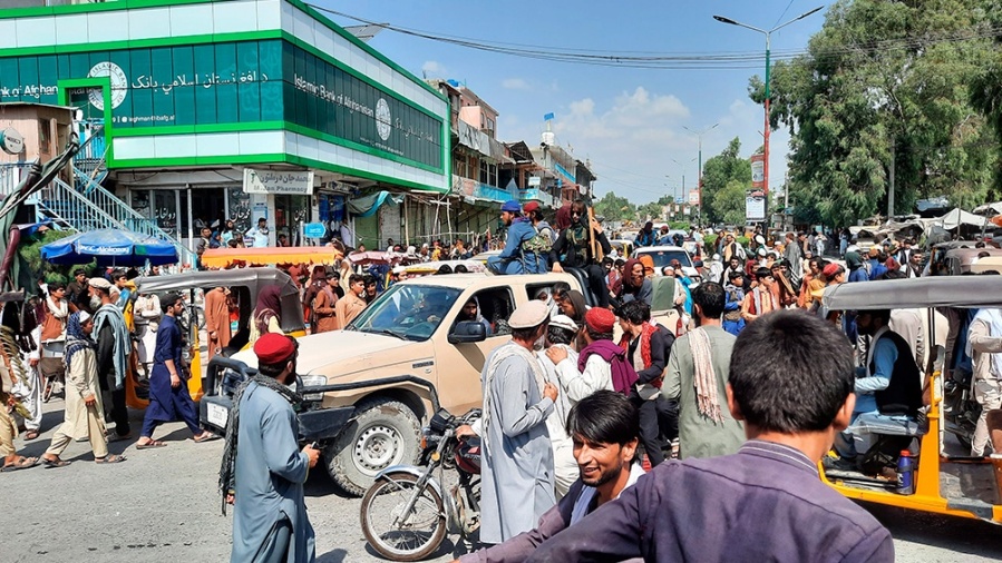 Masivas protestas en Kabul por el cierre de los bancos impuesto por los talibanes