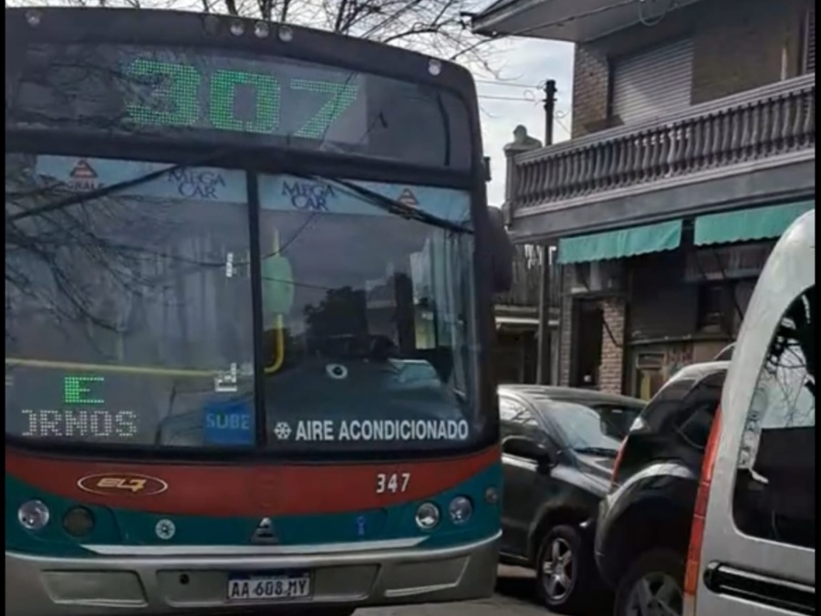 La queja de una pasajera que reavivó un viejo dilema en La Plata: “nos vio y nos pasó de largo”