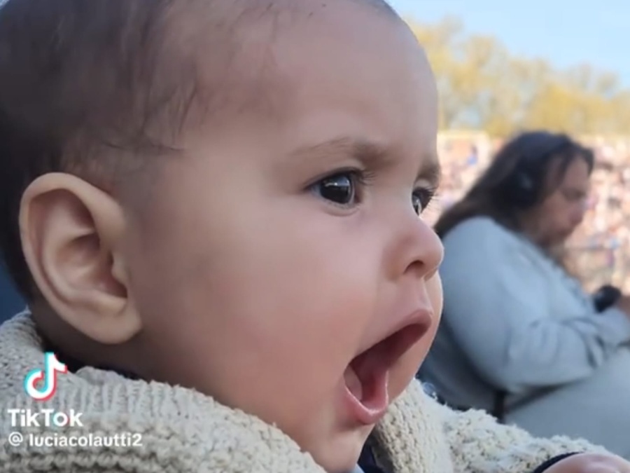 La hincha más joven: una beba de 8 meses “se enojó” en la cancha de Gimnasia y enterneció a todos
