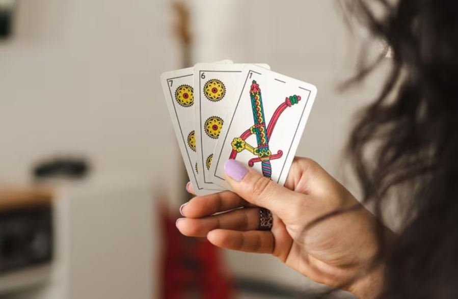 ¿Vuelven los valores tradicionales?: Quiso que su hija dejara la adicción al celular y la hizo fan de las cartas