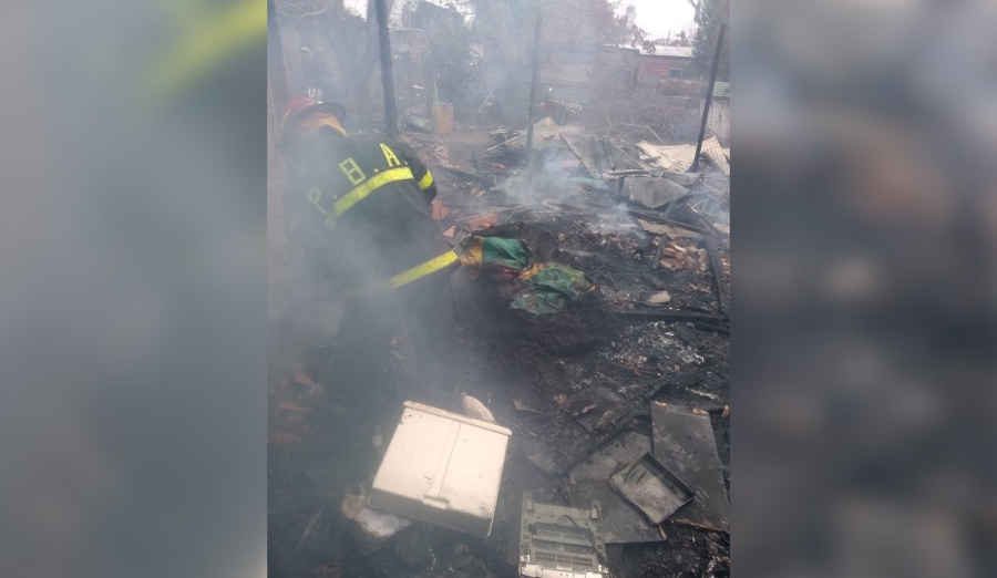 Fuego y destrucción en una casa de San Carlos