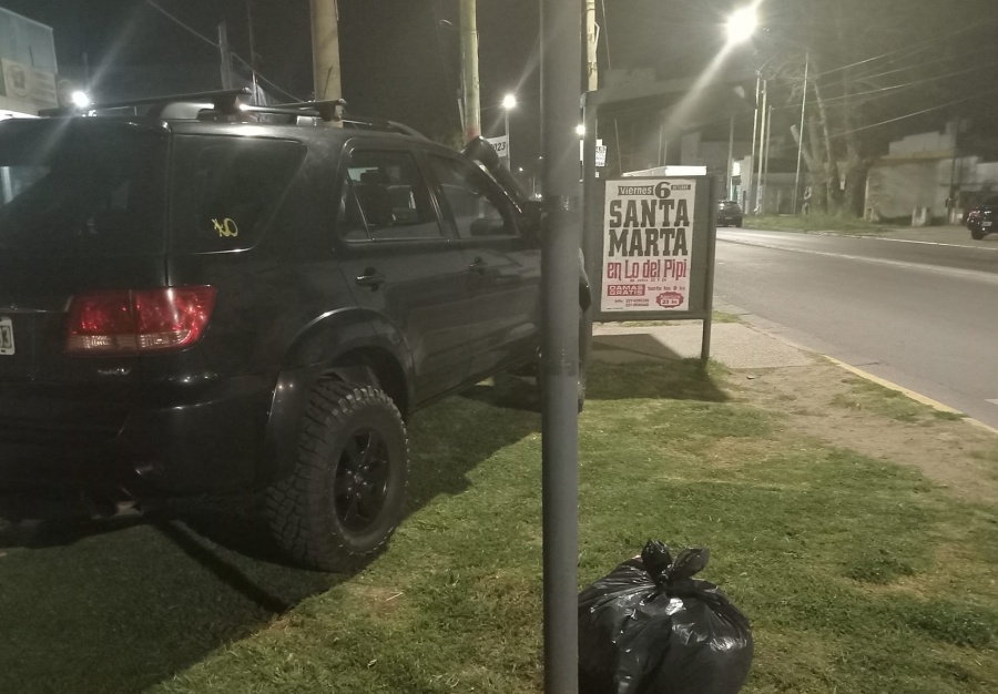 En Los Hornos pusieron el grito en el cielo por autos mal estacionados cuando van a jugar al Fútbol 5