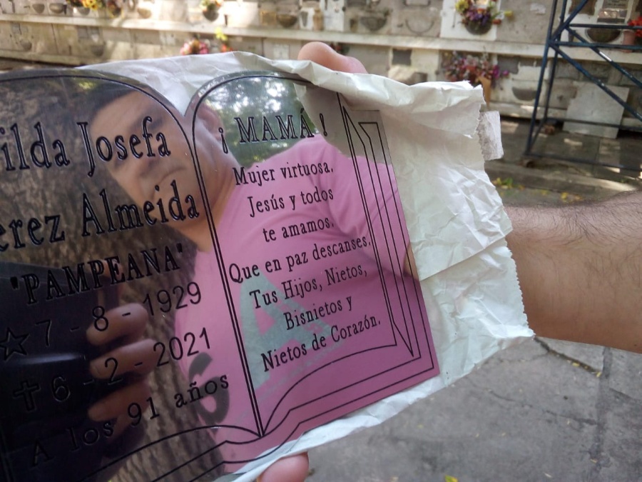 ”Ella era todo para mí”: perdió el Pen Drive con las fotos de su mamá fallecida y trazó un mapa platense que moviliza a todos