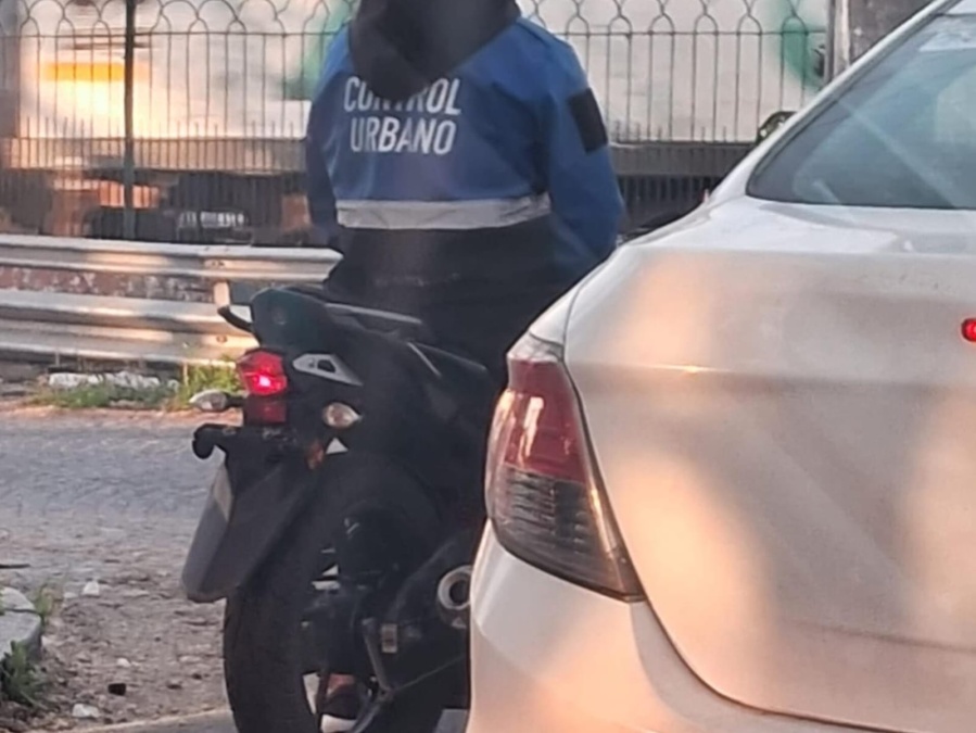 Haz lo que yo digo y no lo que yo hago: Un inspector municipal fue visto circulando en moto sin patente en La Plata