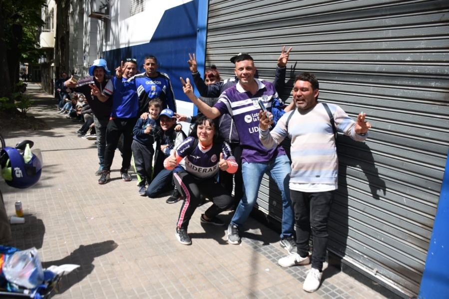 Largas colas en la sede de Gimnasia para asociarse al club: “Lo que pasó me cayó muy mal, manchan al pueblo tripero”