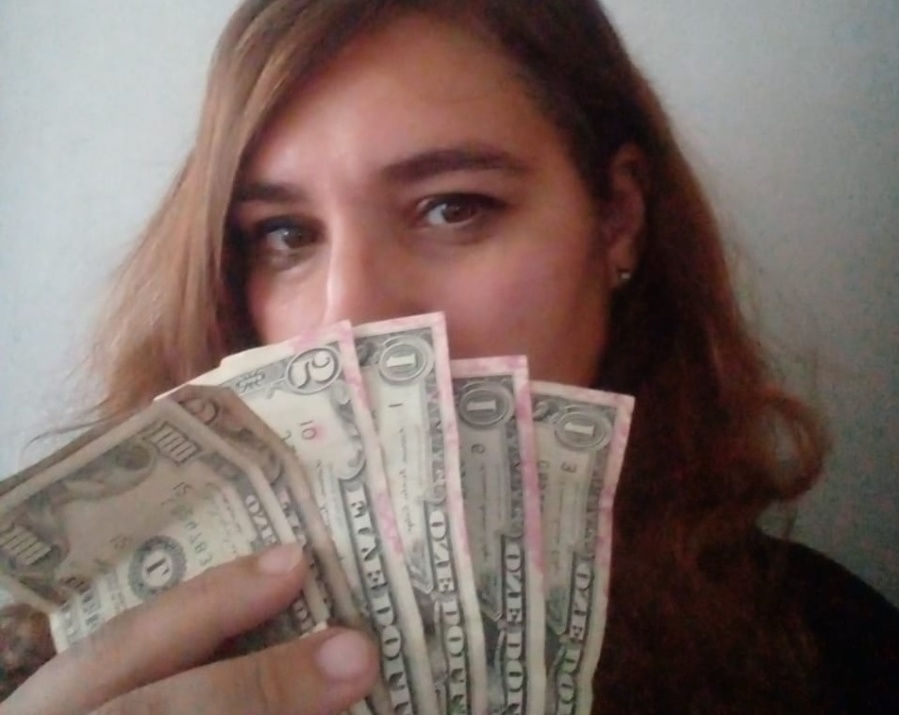 Una platense halló dólares ocultos en la casa de su abuela fallecida y le daría un destino muy especial: ”Estoy sorprendida”