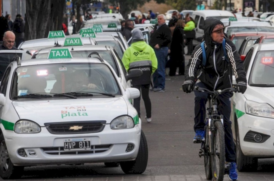 El Lado B de la suba de taxis en La Plata: la oposición empuja la idea de un bono de 50 mil pesos en dos cuotas